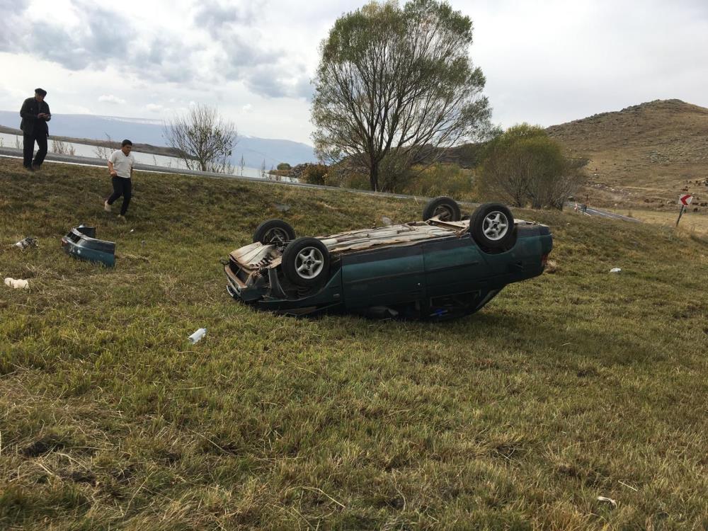 Arpaçay’da yoldan çıkan otomobil takla attı