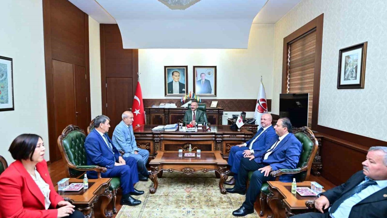Vali Aksoy muhtarlar heyetini makamında kabul etti.