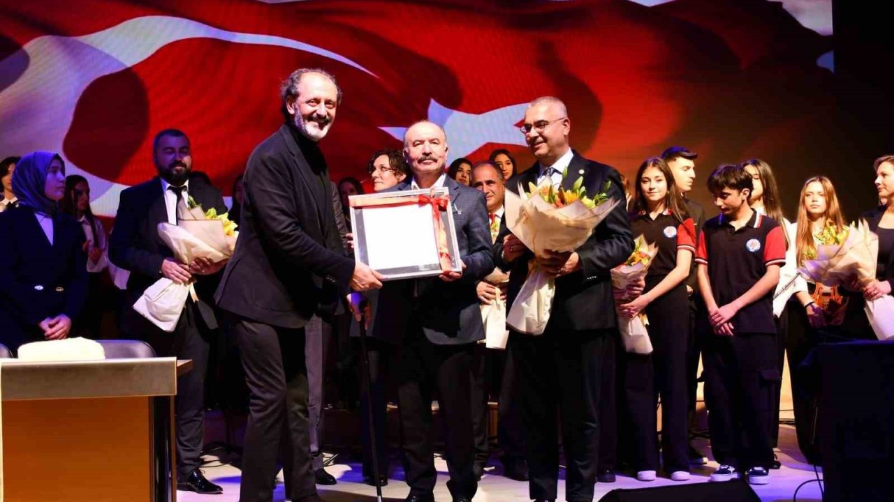 Yücel Arzen, öğrencilerle birlikte sahne aldı