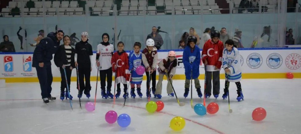 Kars’ta Dünya Kızlar Buz Hokeyi Günü Coşkuyla Kutlandı