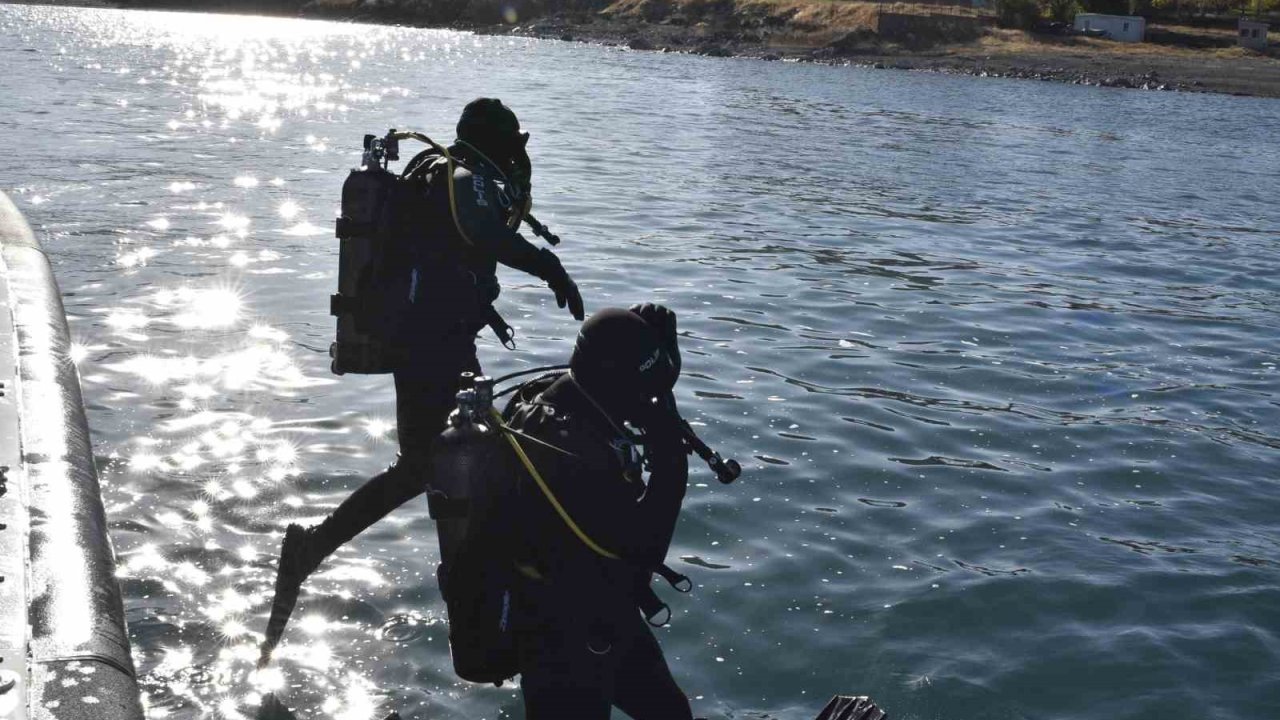 Kurbağa adamlar ve deniz polisi Van Gölü’nde kaçakçılara göz açtırmıyor