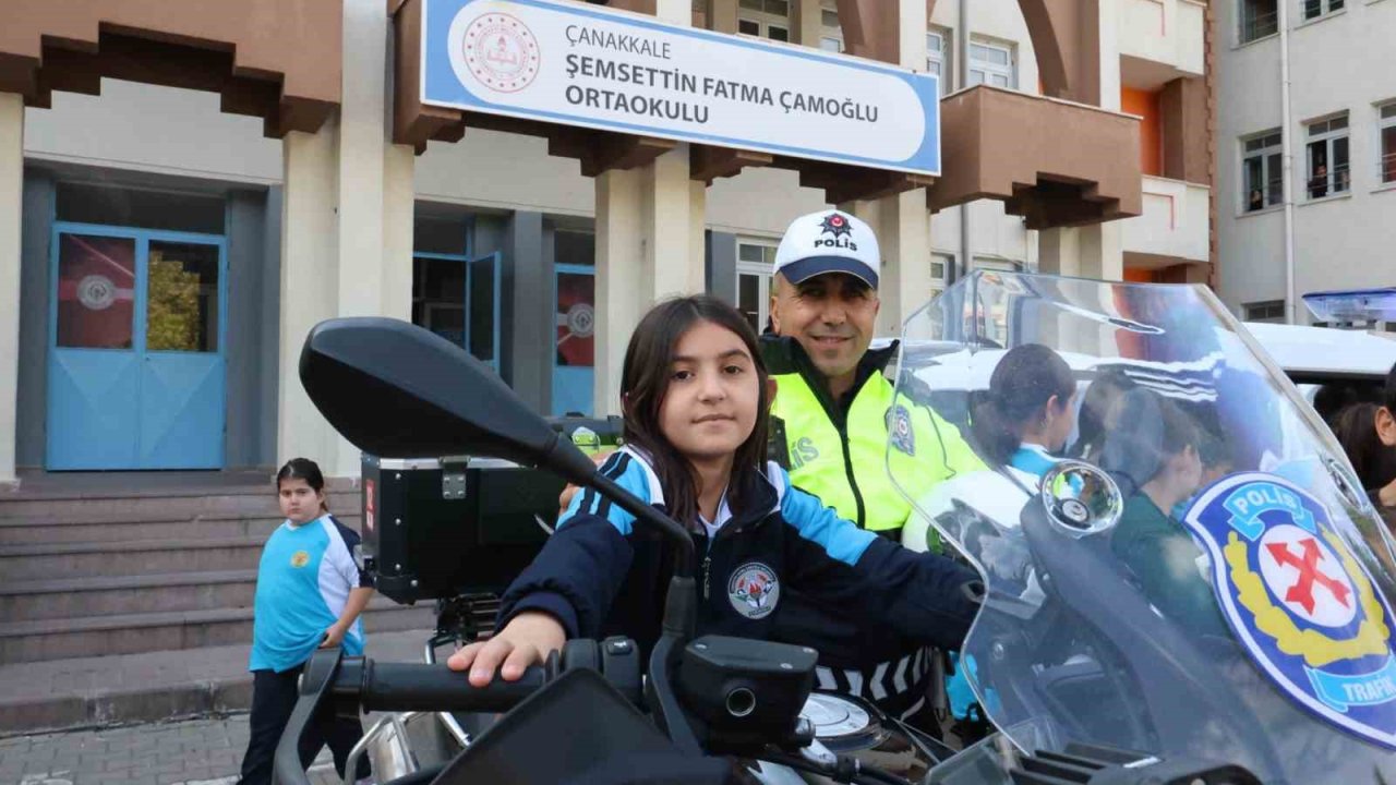 Emniyet ekiplerinden öğrencilere akran zorbalığı ve siber suçlar bilgilendirmesi