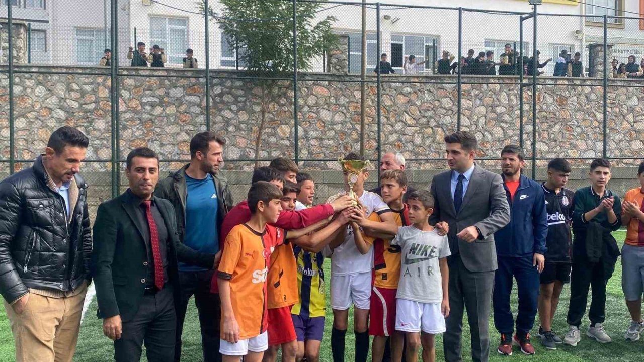 Arıcak’ta ortaokullar arası futbol turnuvası sona erdi