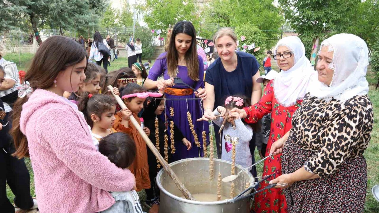 Çocuklara festivalde geleneksel üretim kültürü tanıtıldı