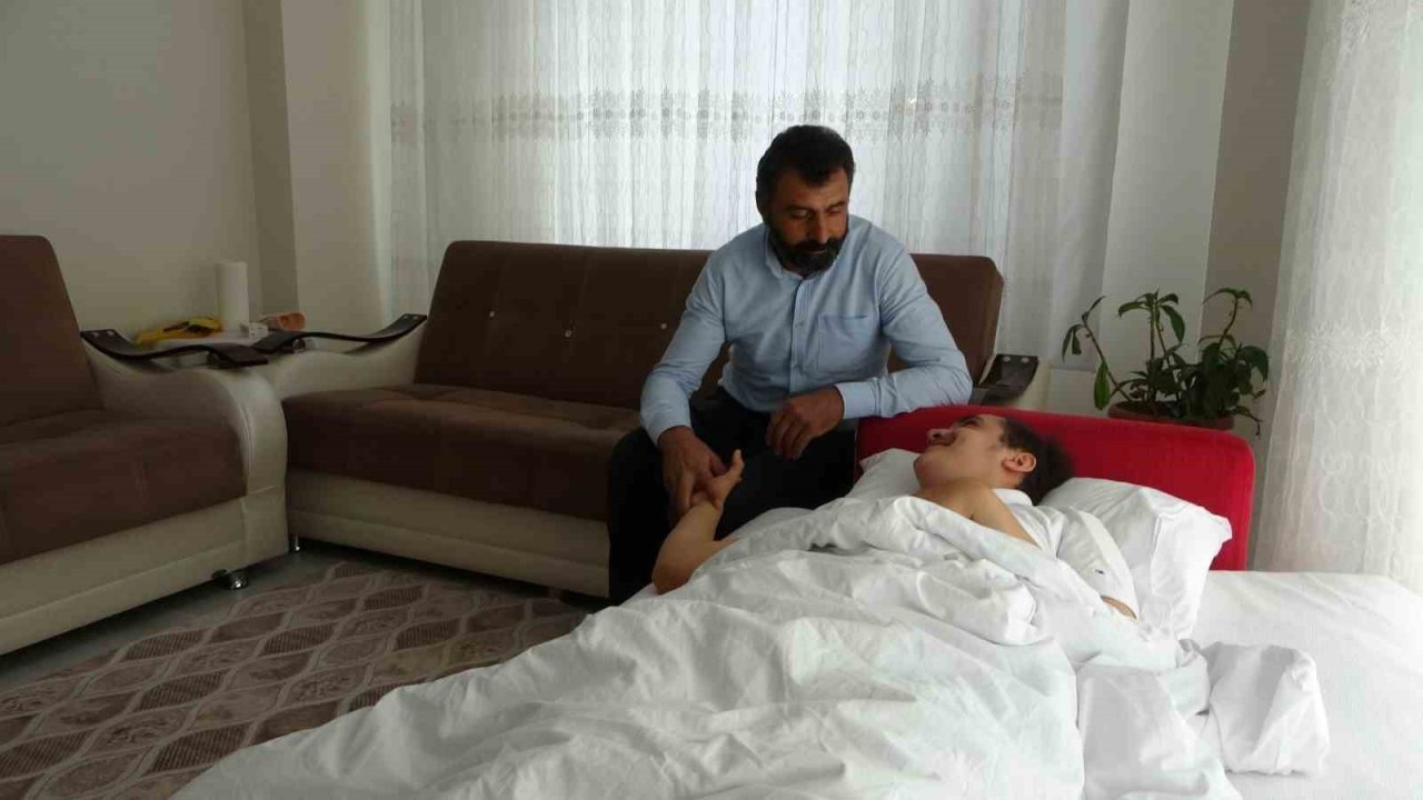 Depremde dili boğazına kaçan Muhammed’in yaşam mücadelesi sürüyor