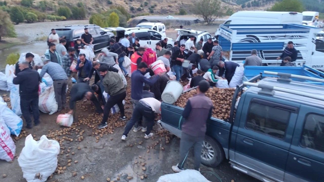 Kamyonet arızalandı, sürücü kasadaki patatesleri vatandaşlara ücretsiz dağıttı
