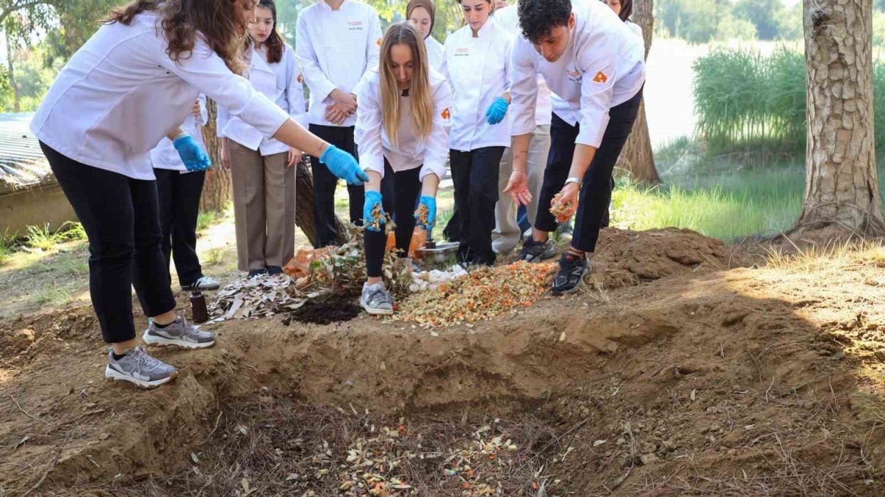 Mutfak atıkları çöpe değil, kompost gübre için toprağa gitti