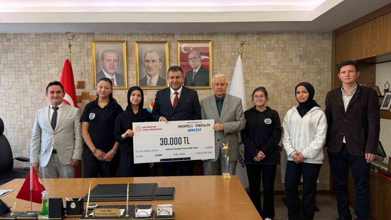 Kız İmam Hatip Lisesi’nin Türkiye birinciliği gururu Başkan Akel ile paylaşıldı