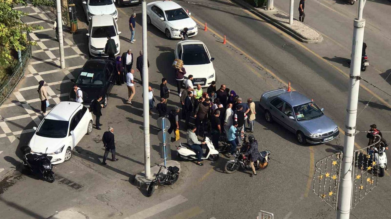 Önce çocuğa çarptı, sonra da otomobilini park etme bahanesiyle kaçtı