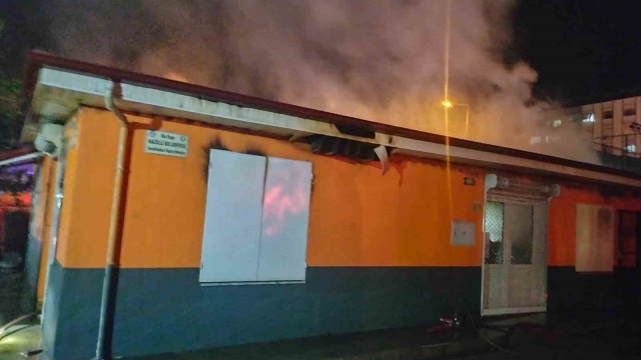 Okul kantininde çıkan yangın panikletti, alevler geceyi aydınlattı