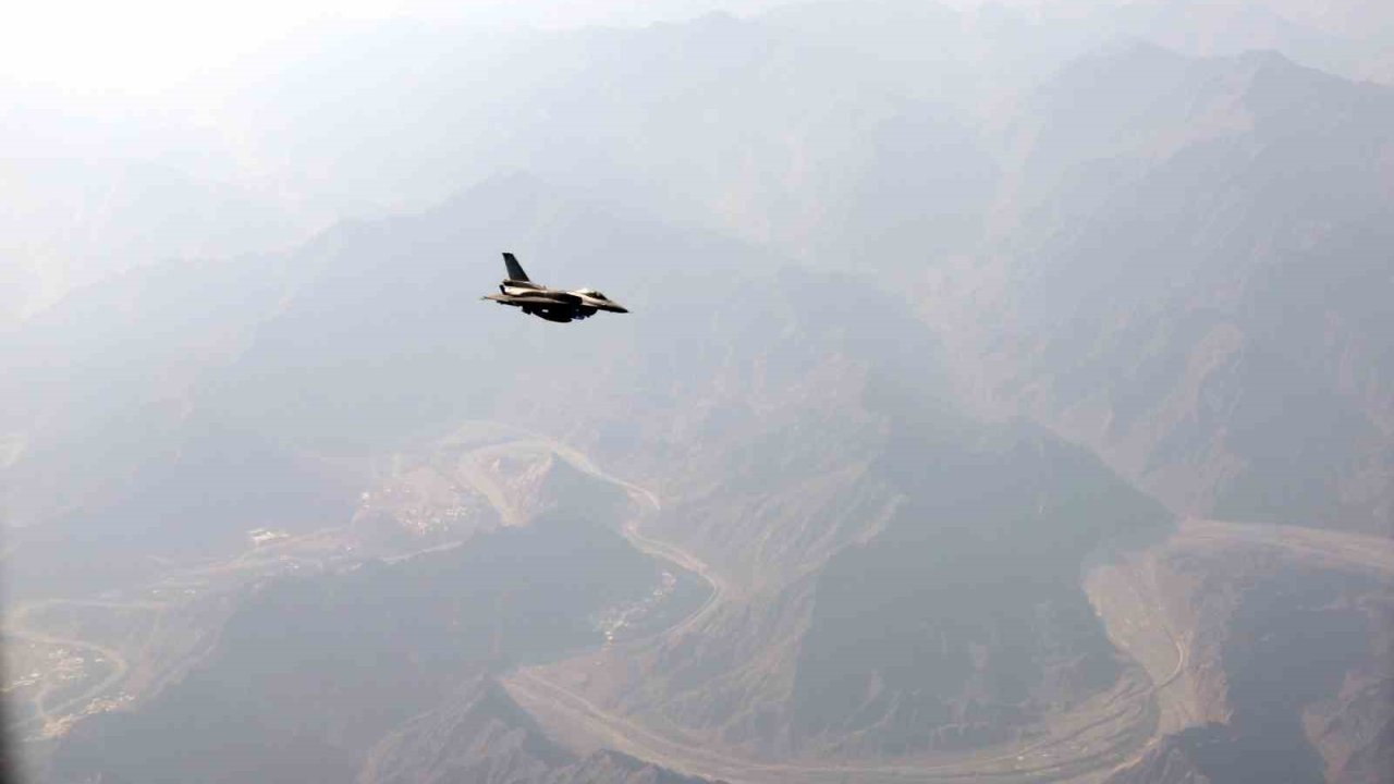 Erdoğan’ın Maskat Havaalanına inişinde F-16 savaş uçakları eşlik etti