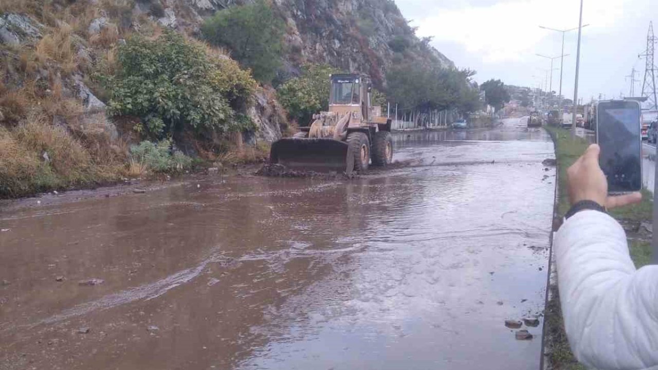 Söke’de toprak kayması: "Karayolu trafiğe kapandı"