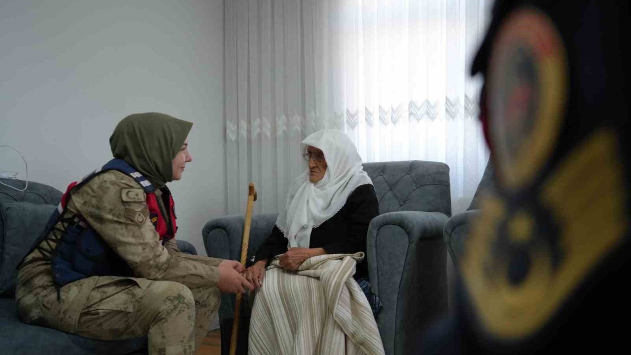 97 Yaşındaki Rabiye ninenin asker sevgisi: "Biz Türk’üz, onlar  benim evladım"