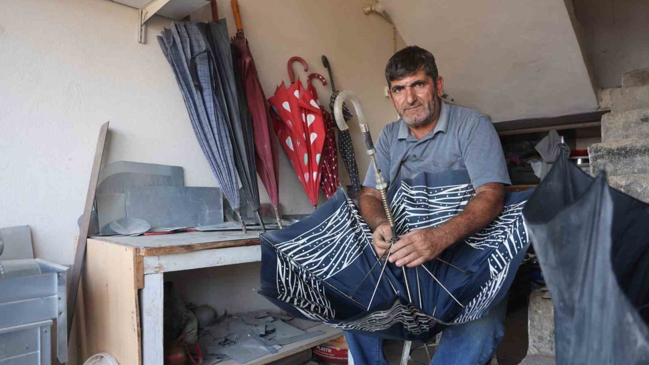 Hatay’da şiddetli yağışlar şemsiye tamircisinde yoğunluğu artırdı