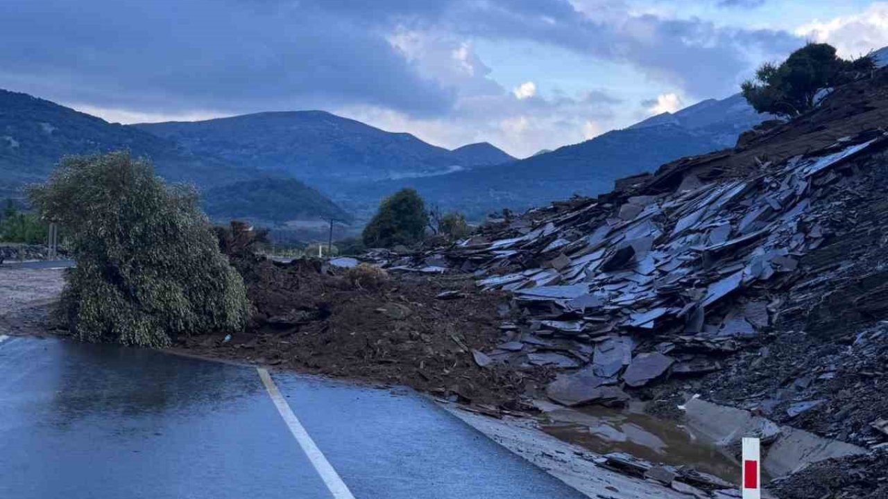 Gökçeada’da sel; bazı iş yerleri ve evler sular altında kaldı toprak kayması yolları kapattı