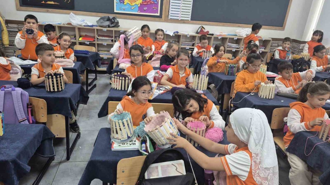 Minik eller Gazze için ilmek ilmek umut ördü