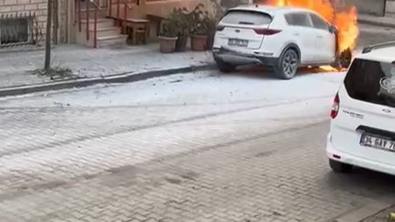 Sultangazi’de park halindeki araç alevlere teslim oldu