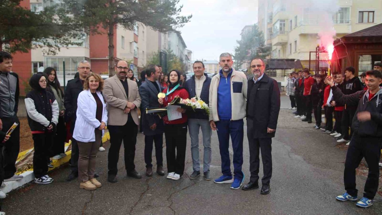 Çin’den altın madalyayla dönen Afra Kılınç’a meşaleli karşılama