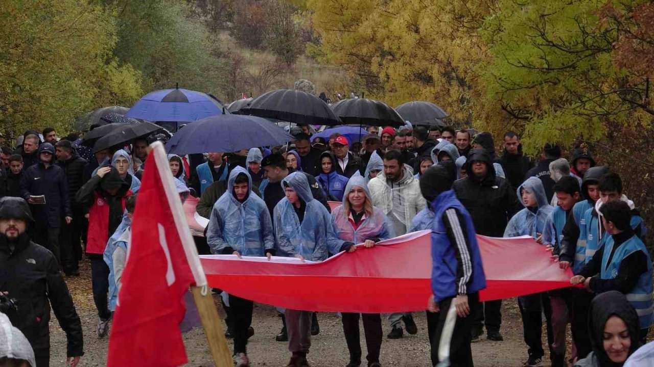 Yağmur altında İstiklal mücadelesi ruhunu yaşattılar