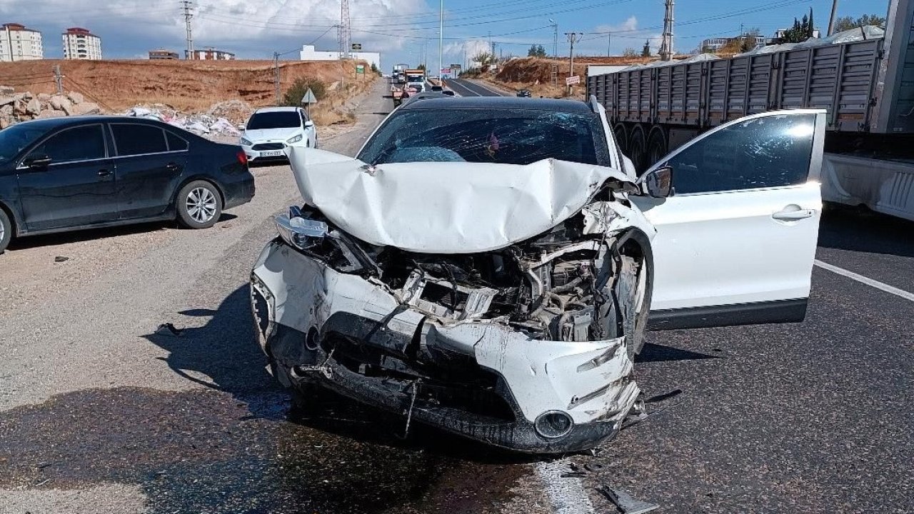 Traktör ile otomobil çarpıştı: 4 yaralı