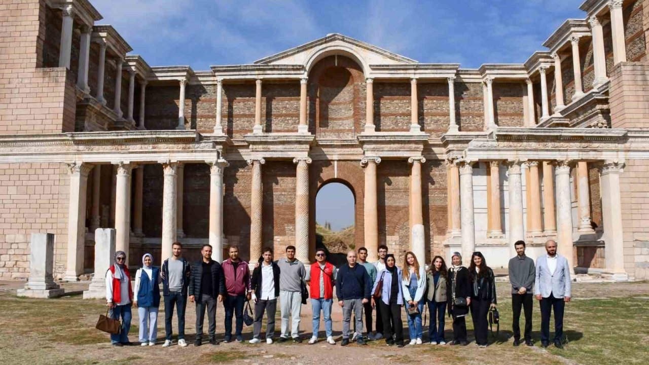 Yeni üniversiteliler Salihli’yi keşfetti