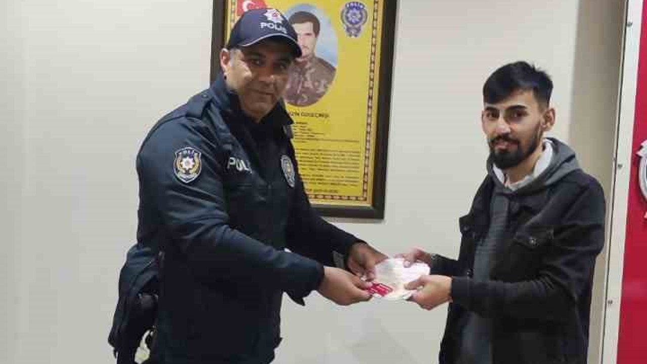 ATM’de bulduğu 6 bin 350 ve kartı sahibine teslim etti