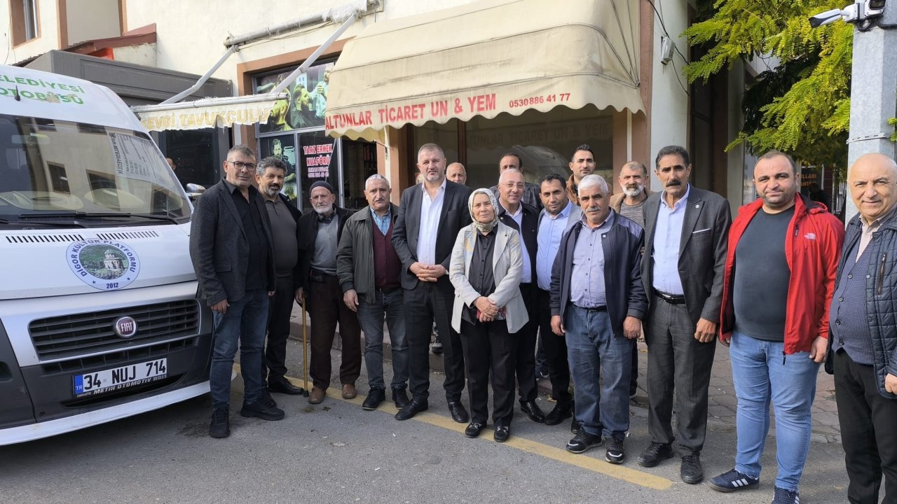 Digor Kültür Platformu, Belediye'ye öğrenci servis aracı hediye etti!