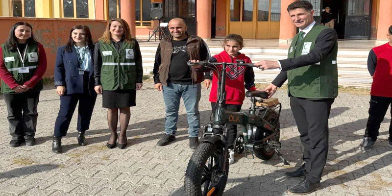 Kars Yeşilay, dereceye giren öğrencileri bisikletle ödüllendirdi!