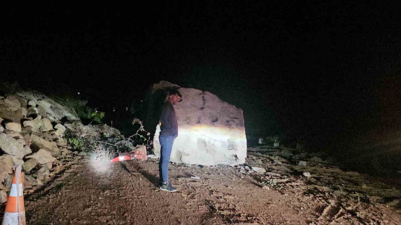 Düşen dev kaya karayolunu ulaşıma kapattı