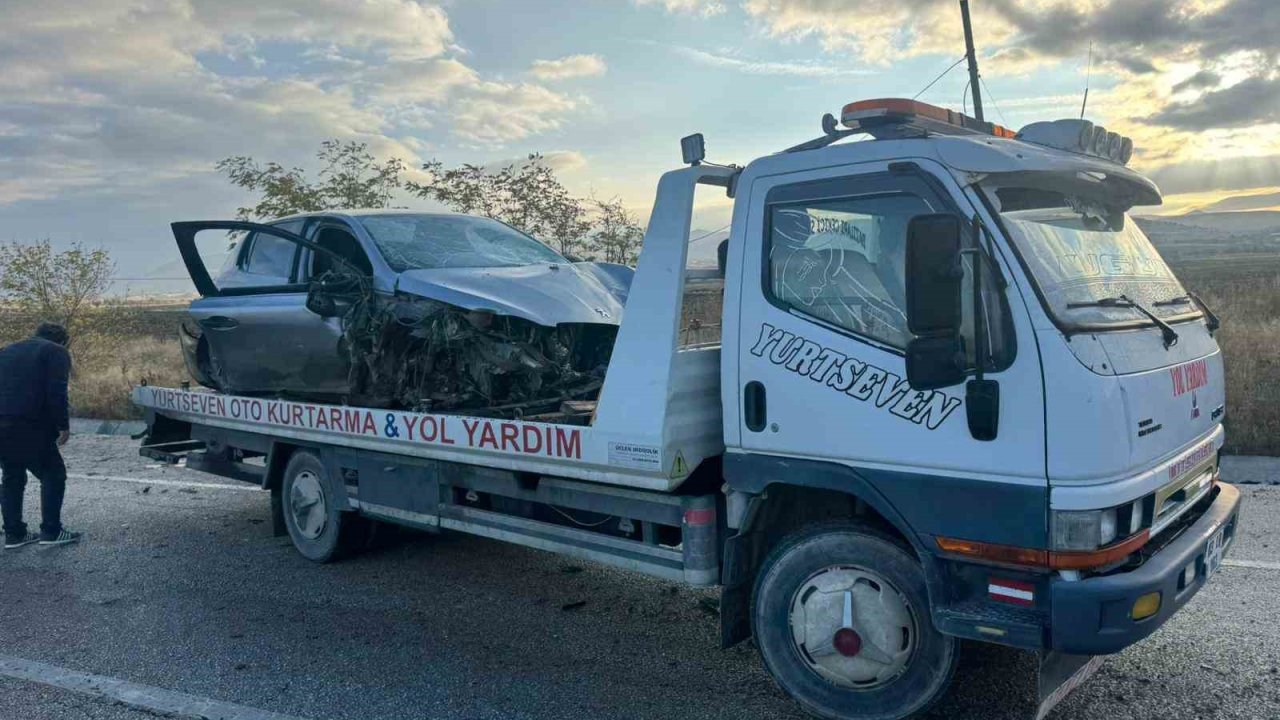Refüje giren otomobilde 2 kişi yaralandı