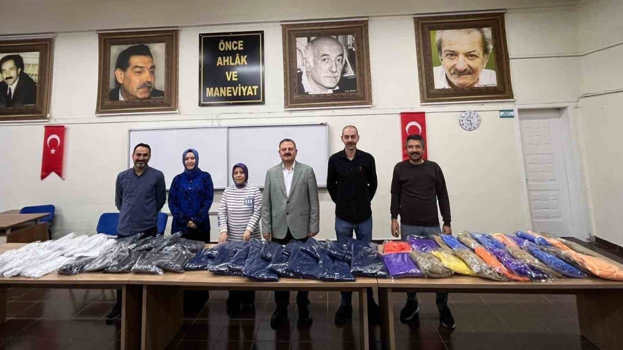 Gediz Halk Eğitim’de üretilen kışlıklar ihtiyaç sahiplerine ulaştırılacak