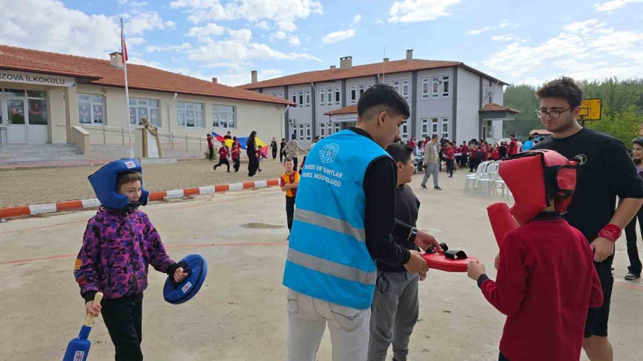 Muğla’da ’Merkezim Her Yerde’ projesiyle köy okuluna neşe geldi