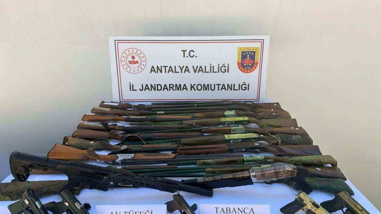 Elmalı’da ruhsatsız 20 silah ele geçirildi