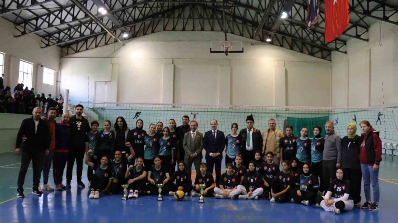Mehmet Akif Ortaokulu ilçe şampiyonu oldu
