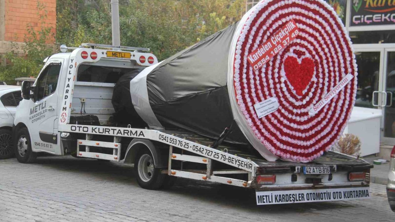 Çekici üzerinde bu kez kazalı bir araç değil, dev yapay çiçek sergilendi