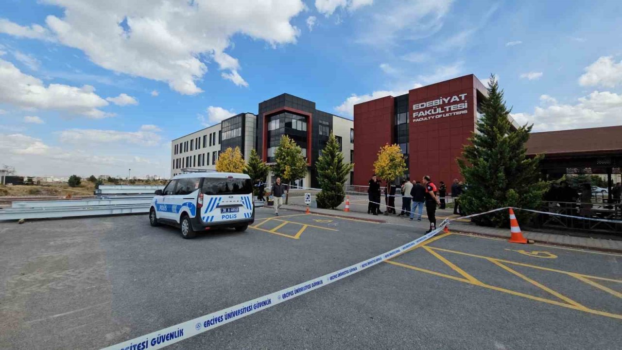 Eski eşi tarafından fakülte önünde öldürülen kadın toprağa verildi