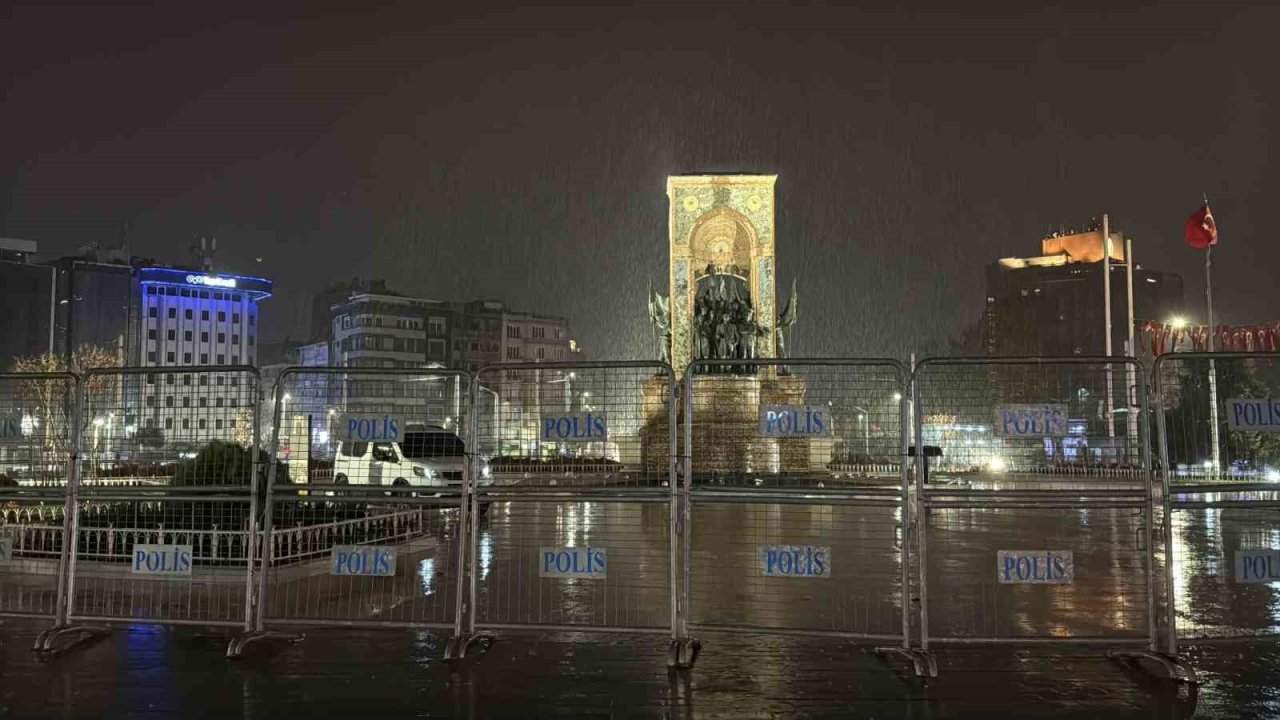 Taksim Meydanı ve İstiklal Caddesi’nde gece saatlerinde yağmur etkili oldu
