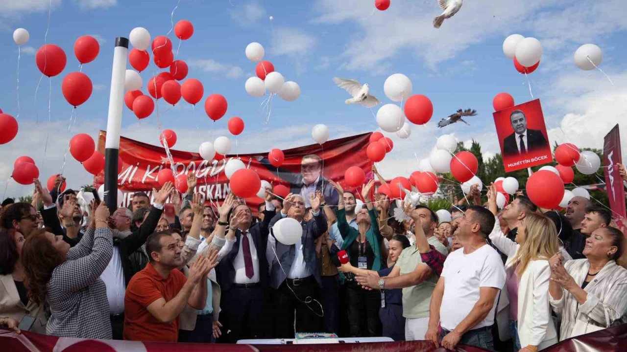 Cezaevinde bulunan eski başkan Muhittin Böcek’e gıyabında doğum günü kutlaması