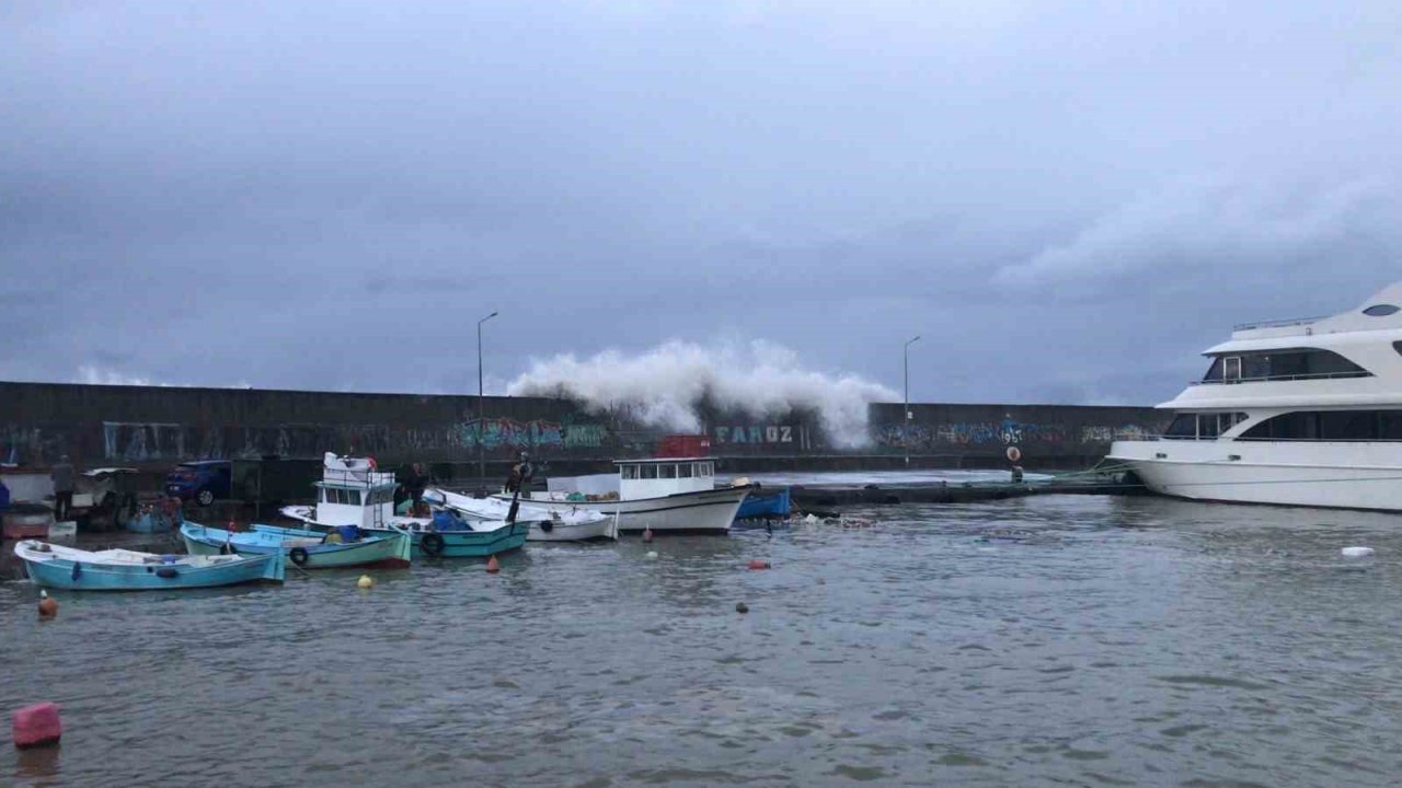 Faroz Limanı’nı dev dalgalardan korumak için 21 tonluk beton blokların dökümü sürüyor