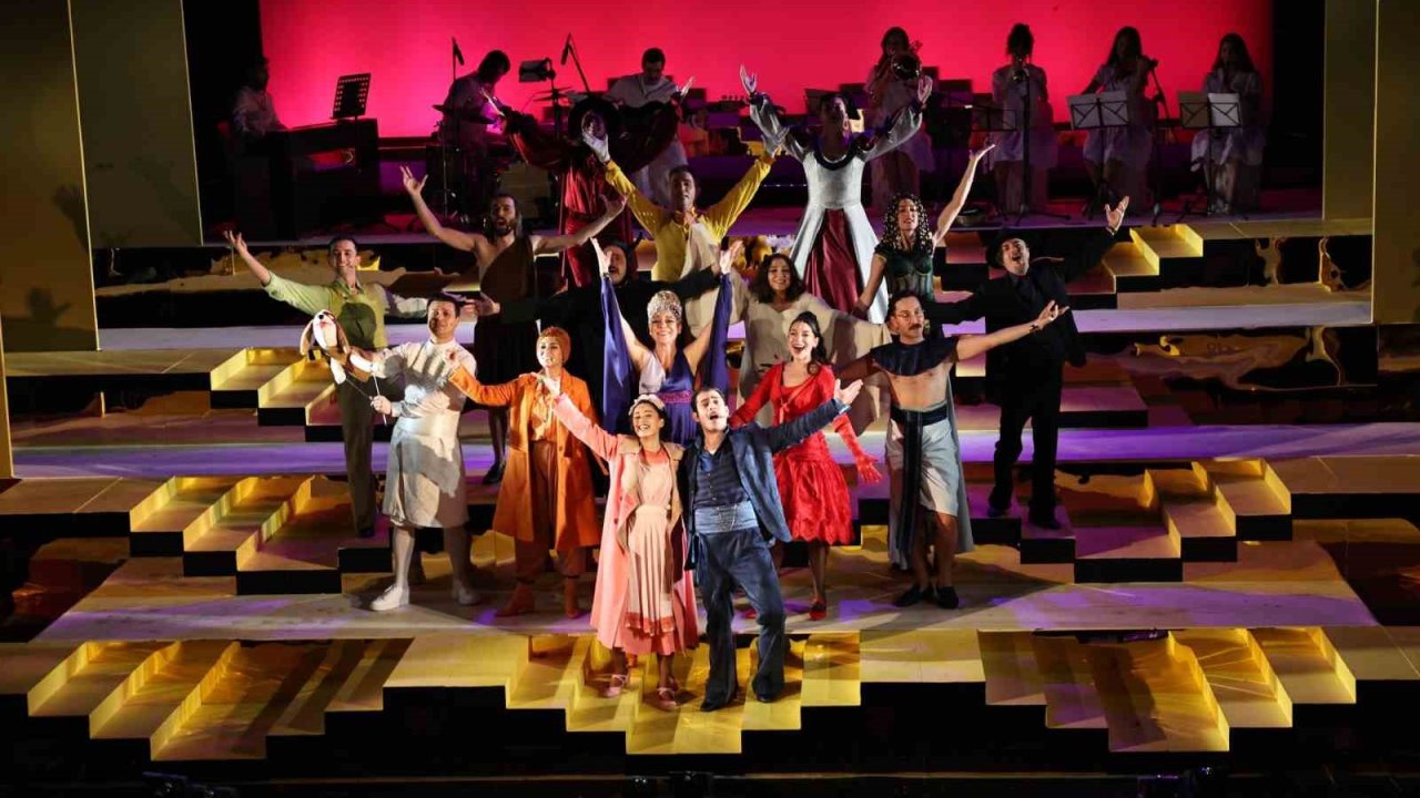 Nilüfer Kent Tiyatrosu’ndan "Lüküs Hayat" ile görkemli sezon açılışı