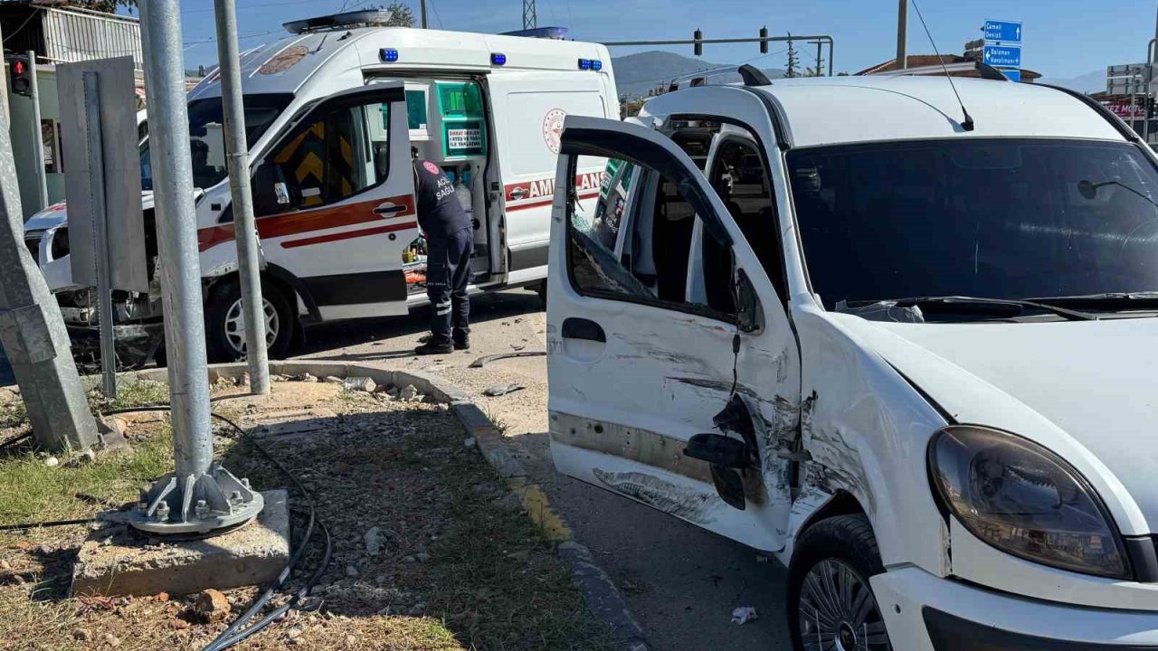 Fethiye’de ambulansla hafif ticari araç çarpıştı: 2 yaralı