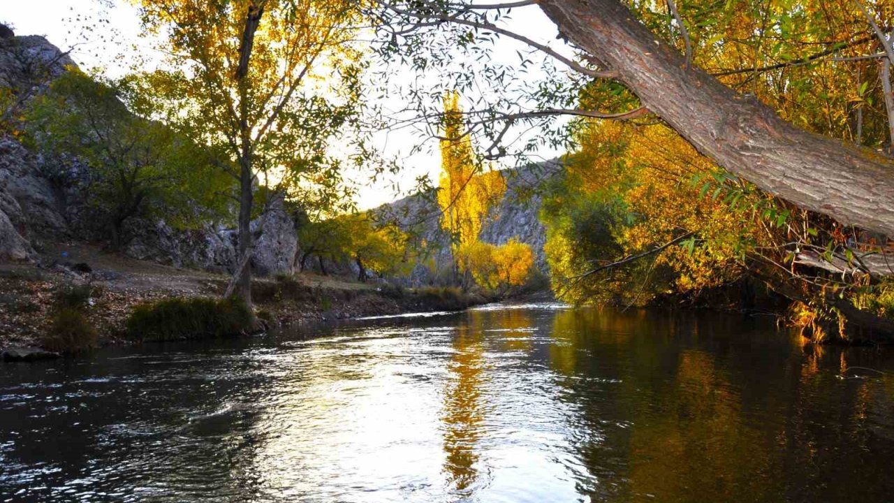 Kahramanmaraş’ta kartpostallık sohbahar manzarası