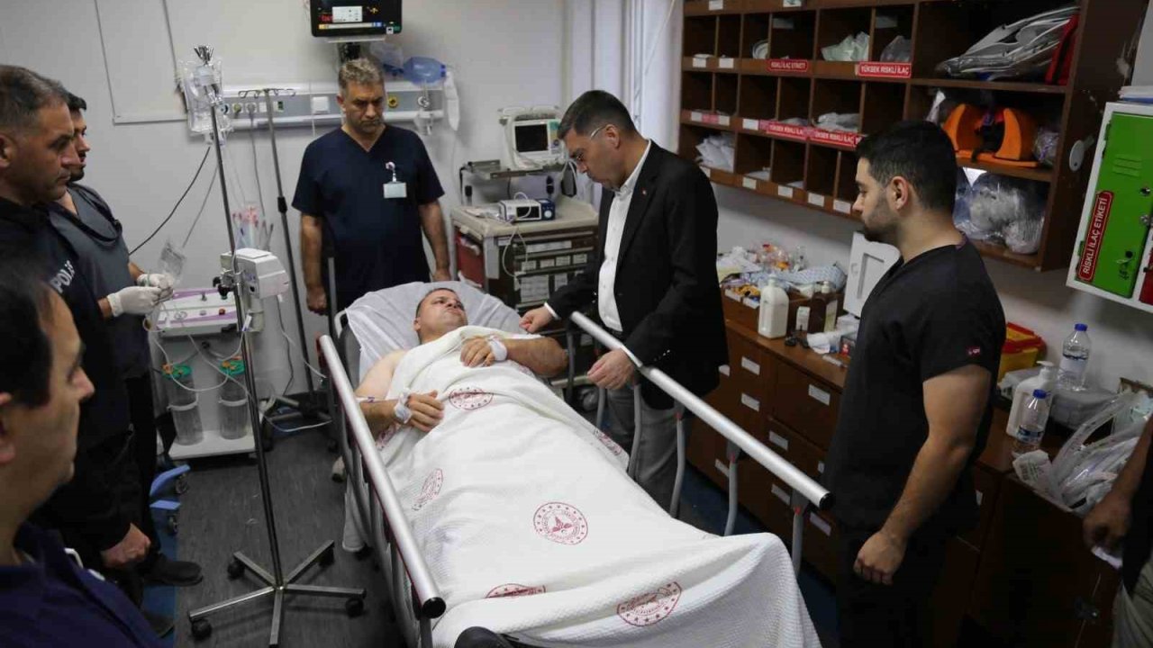 Nöbet tutan polise bıçaklı saldırı