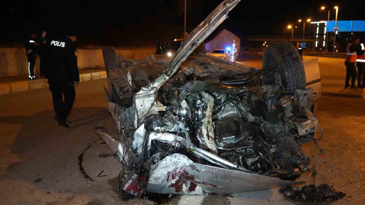 Takla atan otomobil hurdaya döndü: 2 yaralı