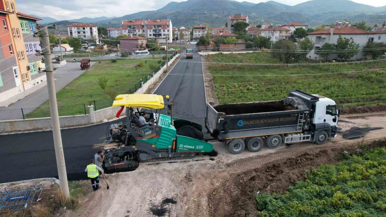 Büyükşehir Belediyesi’nden Sındırgı’da yoğun asfalt mesaisi