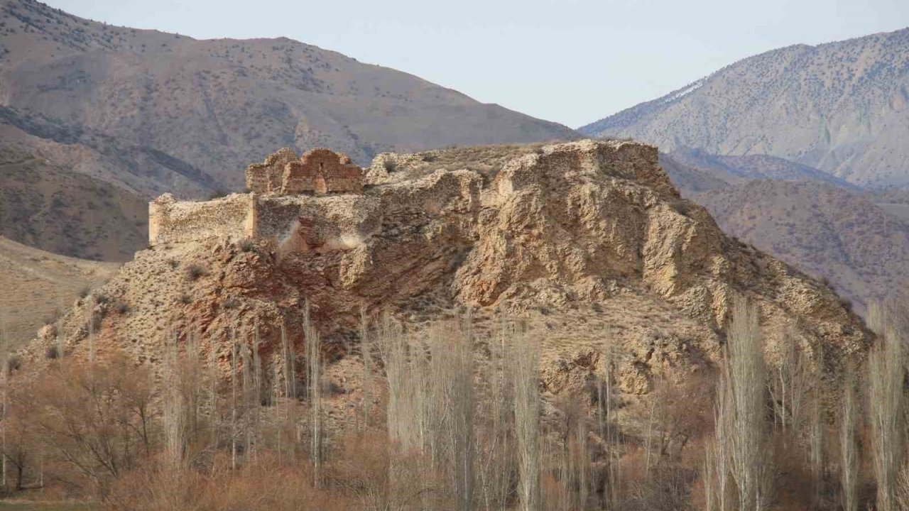 Erzurum’daki Kız ve Oğlan Kalesi ilgi bekliyor
