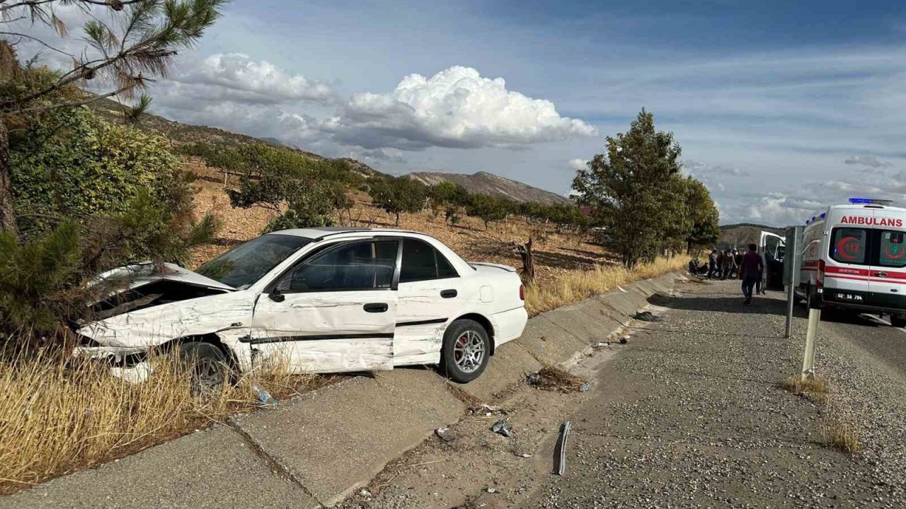 Otomobil ile hafif ticari araç çarpıştı: 3 yaralı