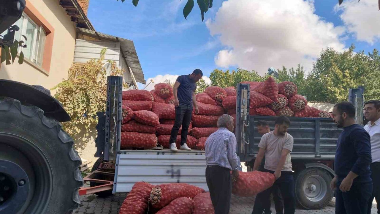 Sivrihisarlı çiftçiler öşürünü müftülüğe teslim etti