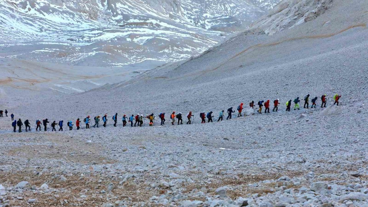 Cumhuriyet coşkusu Aladağlar’ın zirvesinde yaşandı