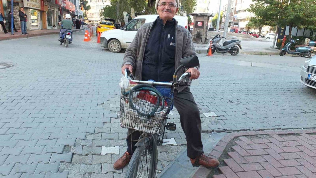 Burhaniyeli 80’lik Hüseyin dede her yere bisikletle gidiyor